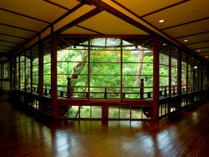 「湯回廊　菊屋（共立リゾート）」の【館内回廊】大きな窓から望む修善寺の自然、昼は暖かい日差し、夜は美しいライトアップを…