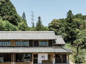 「つづやビレッジ」の明治時代に建てられた築120年の古民家を、懐かしい佇まいを残しながらリノベーションしました。