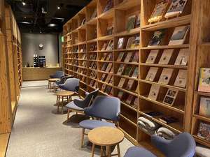 ■furano　share　lounge■多くの本やホテルセレクトの挽きたて珈琲を提供。大人だけのリラックス空間