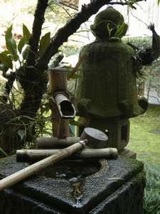 創業時より手入れの純日本庭園の水琴窟の手水鉢・蹲踞でゆったりと大正浪漫を感じてくださいませ
