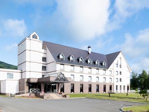 「富良野リゾートホテル　エーデルヴェルメ」の大雪連峰などの雄大な富良野の景色を一望できるロケーションで大自然に囲まれた北欧風リゾートホテルです。