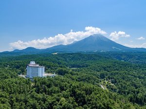 「メルキュール鳥取大山リゾート＆スパ（旧　ロイヤルホテル大山)」の外観／大山の麓に立つリゾートホテル