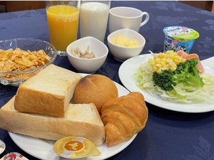 ◆＜無料朝食＞朝食は元気の源！サラダは日替わりなので連泊でも飽きることはありません