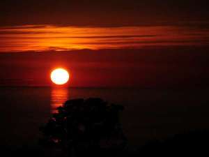 「夕陽と音楽を堪能する眺望リゾート　新冠温泉　ホテルヒルズ」の太平洋に沈みゆく夕陽。季節によって夕陽の色も異なります