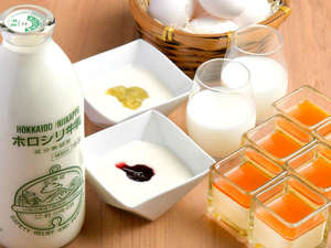 北海道牛乳100ヨーグルトとホロシリ牛乳プリンをデザートにご用意