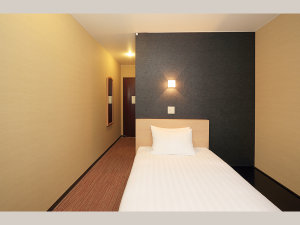 【シングルルーム】15平米・ベッド幅110cm、Serta社製コイルマットレス使用。