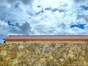 「西表島コンドミニアムホテル【のんぷら】」の琉球石灰岩の壁と赤瓦