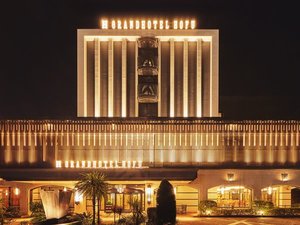「防府グランドホテル」の【外観】ライトアップされさらに雰囲気の増す夜の外観。