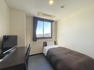 ユニットバスがない分、少し広めのお部屋です。長期滞在のお客様に多く利用いただいています。