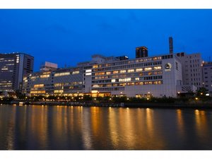 「大阪キャッスルホテル＜天満橋＞」の外観（夜）