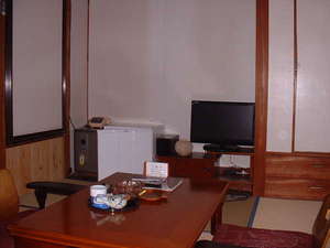 和室６帖のお部屋一例・エアコン・液晶テレビ・空冷蔵庫・金庫・脇息・座椅子・付いてます