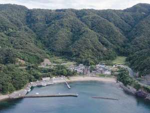 「sea-auberge　shitsumi　　海のオーベルジュ志積」の海と山に囲まれた、全11戸の小さな漁村"志積"