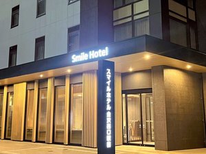 「スマイルホテル金沢西口駅前（２０２１年１１月２８日オープン）」の外観（夜）