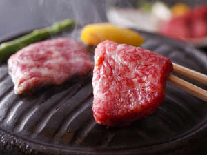 ■　【淡路牛の石焼ステーキ】　霜降りの牛肉をアツアツに熱した石の上でジュワっとお好みの焼き加減で