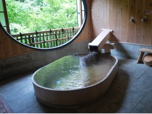 露天風呂付き貴賓室「竹や舞の間」。自家源泉の温泉を24時間ご堪能頂けます。