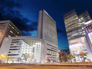 「ヒルトン大阪」のキタエリアの夜はホテル周辺のイルミネーションが光り輝きます