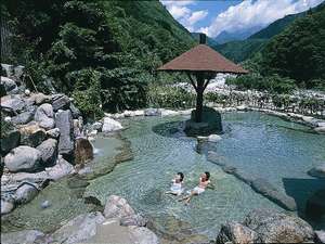 名峰槍ヶ岳を望む地域最大級！通常の大浴場併設露天風呂では味わえない広さと湯量を誇る混浴大野天風呂