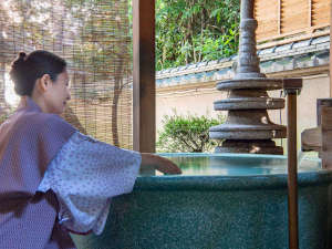 日本庭園を楽しむ事が出来る露天風呂付のお部屋では、いつでも何度でも湯あみをお楽しみいただけます。
