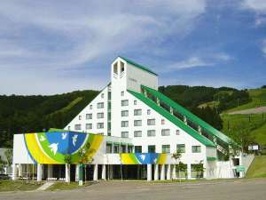 「鷲ヶ岳高原ホテル　レインボー」の標高900ｍの爽やかな高原ホテルです