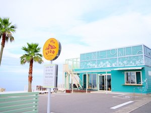 「ライオン　カフェ＆リゾート」の海とヤシがお出迎え。