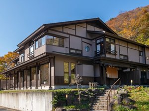 「ゆの宿　上越館」の豊かな自然に囲まれ、山々や利根川を臨みながら佇む小さな宿。上質さにこだわりながら、あたたかく。