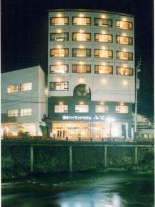 「湯本ハイランドホテルふじ」のおとずれ川沿いに佇む7階建ての和風旅館 
