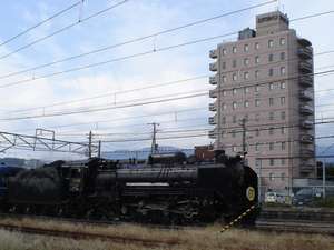 「エクセルイン渋川」のホテルから観えるＳＬ　Ｄ51形式蒸気機関車