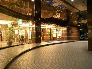 「ホテル函館ロイヤル　シーサイド　(BBHホテルグループ)」の夜の明かりが優しくお迎え致します
