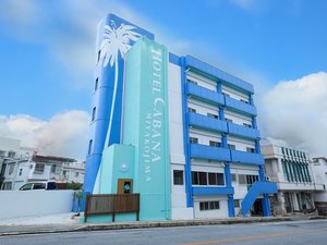 「ホテルカバナ宮古島」の宮古ブルーのイメージし、青を基調とした建物になっております。