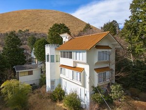 「スイートヴィラ　伊豆高原オーシャンテラス」の【外観】大室山を背景に一棟貸しタイプの建物で、プライベート空間をご利用いただけます