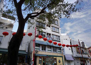 「横浜クラシックアパートメント」の外観：1階は中国茶専門店「緑苑」