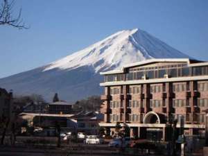 「四季の宿　富士山」の雄大な富士をバックに