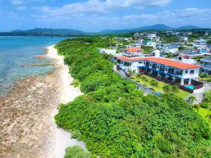 「Ｈａｒｕｈｏｏ　Ｒｅｓｏｒｔ　ＩＳＨＩＧＡＫＩ」の・目の前に広がっているのは海の青さが映える白い砂浜のビーチ