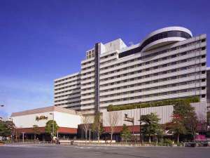 「ホテルニューオータニ博多」の博多駅と天神の中間に位置する、全372室の都市型ホテル。