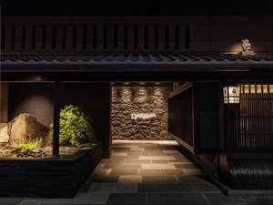 「THE　BLOSSOM　KYOTO(ザ　ブラッサム　京都)　(2022年8月26日開業)」の【エントランス】おかえりなさいませ。ここは、心安らぐ京都の我が家です