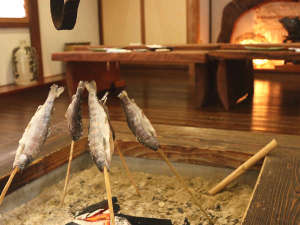 炭火でじっくりと焼いた川魚の塩焼きは絶品★※現在囲炉裏は使用できません