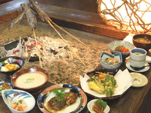 夕食◆山宿ならではのお食事内容※現在囲炉裏は使用できません