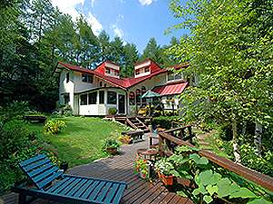 「姫木平　自然体験のできるペンション赤い屋根」のハーブや花いっぱいのガーデニング、芝生とテラスでの～んびりと