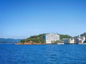 「舘山寺サゴーロイヤルホテル」の浜名湖の湖上から見る舘山寺サゴーロイヤルホテル
