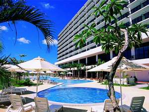 「サザンビーチホテル＆リゾート沖縄」の【4-10月まで遊泳可能】リゾート感溢れる全長70mのガーデンプール！　