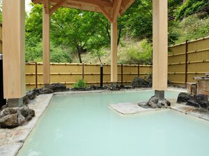 深緑とにごり湯の露天風呂
