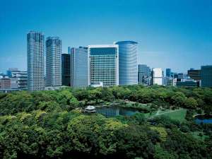 「コンラッド東京」の銀座から徒歩圏内、主要ビジネス街、観光スポット、空港へのアクセスに優れています。