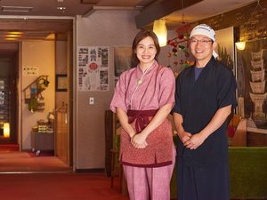 「湯田川温泉つかさや旅館」の主人と女将