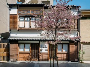 「町家レジデンスイン　花衣」の京都の趣ある町家（町屋）一棟貸しの宿。高瀬川そばの静かでリラックスできる立地。