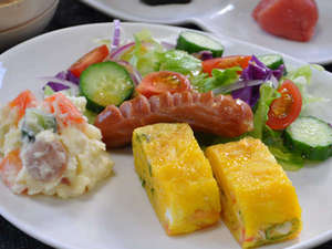 【ご朝食】緑黄色野菜、サラダ、卵料理の一例