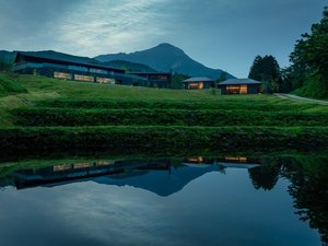 「星野リゾート　界　由布院」の【外観】由布岳に抱かれるように立つ宿