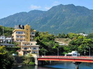 「ホテル屋久島山荘」の【外観】橋を渡れば安房の中心街！