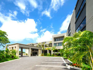「グランディスタイル沖縄読谷ホテル＆リゾート」の読谷村の静かな環境の中に位置し、南国らしさを演出した落ち着いた雰囲気。上質な滞在をお約束