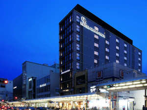「ホテルグランバッハ京都セレクト」の【外観】夜も賑わい活気溢れる四条通りに面しております。