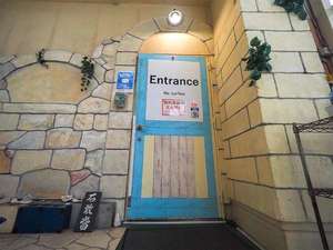 「ゲストハウス　美ら宿　石垣島」の・爽やかなブルーのドアが目印です